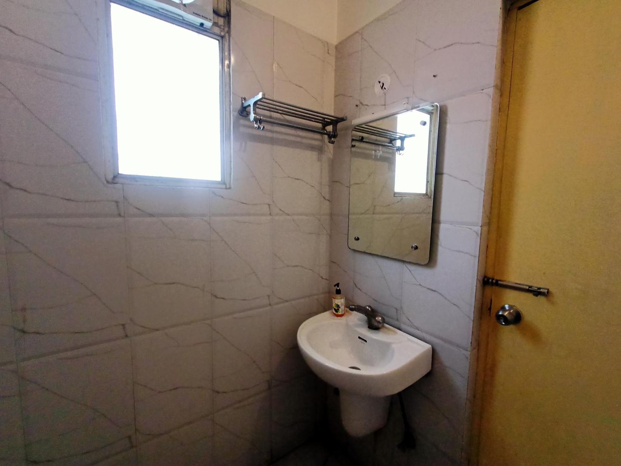 Hotel Global Inn -1 Km From Railway Station - Lift Food And Free Parking Lucknow Exterior photo