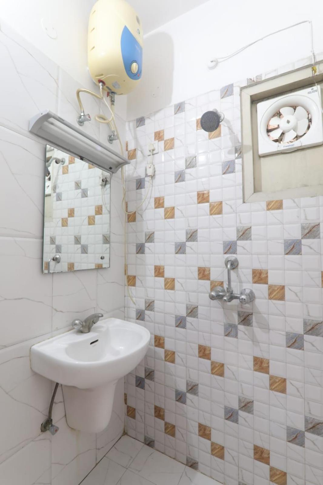 Hotel Global Inn -1 Km From Railway Station - Lift Food And Free Parking Lucknow Exterior photo