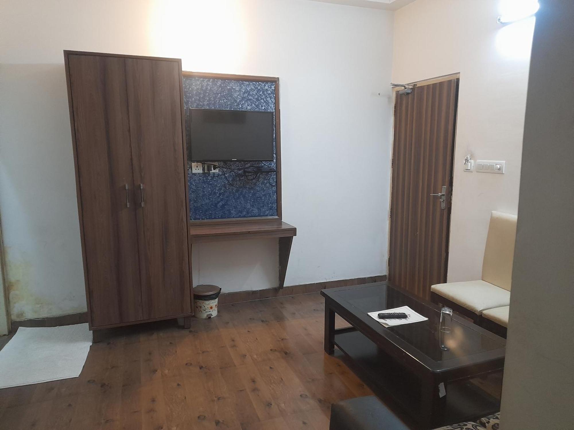 Hotel Global Inn -1 Km From Railway Station - Lift Food And Free Parking Lucknow Exterior photo