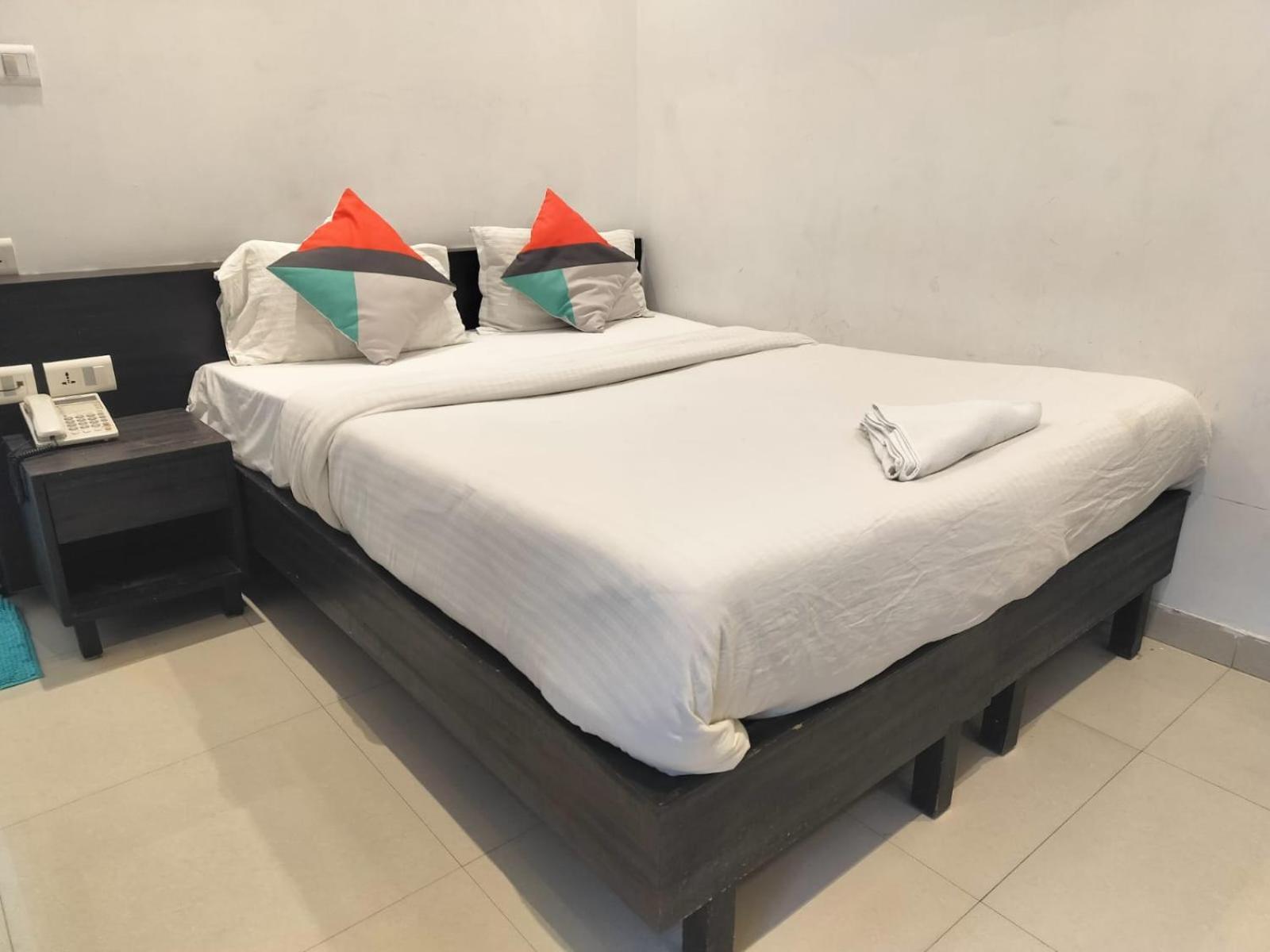 Hotel Global Inn -1 Km From Railway Station - Lift Food And Free Parking Lucknow Room photo