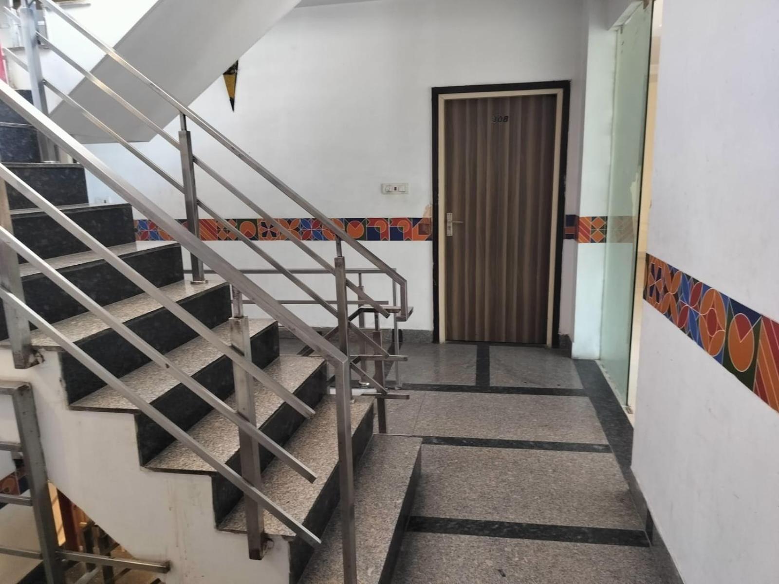 Hotel Global Inn -1 Km From Railway Station - Lift Food And Free Parking Lucknow Exterior photo